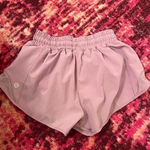 lululemon hotty hot 2.5 inch shorts